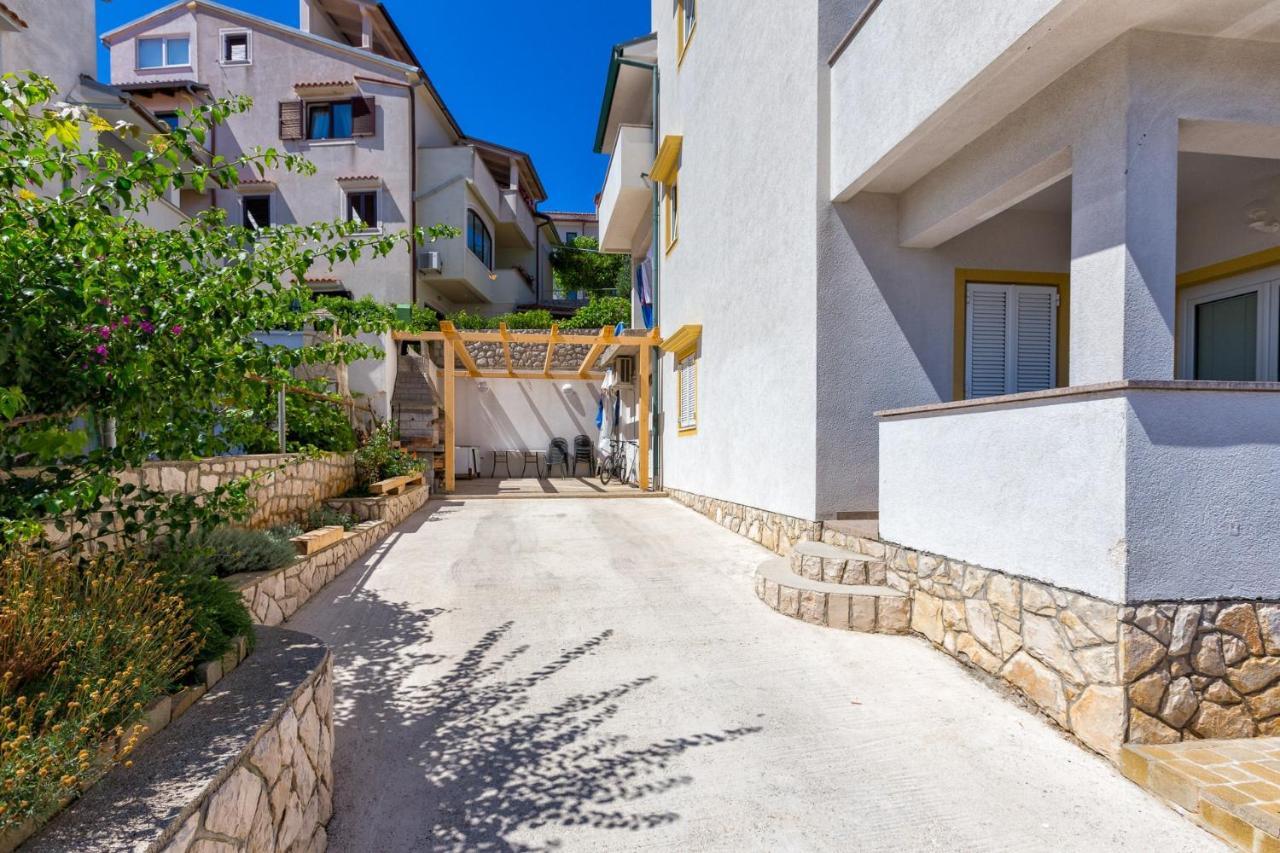 Apartments With A Parking Space 말리로시니 외부 사진