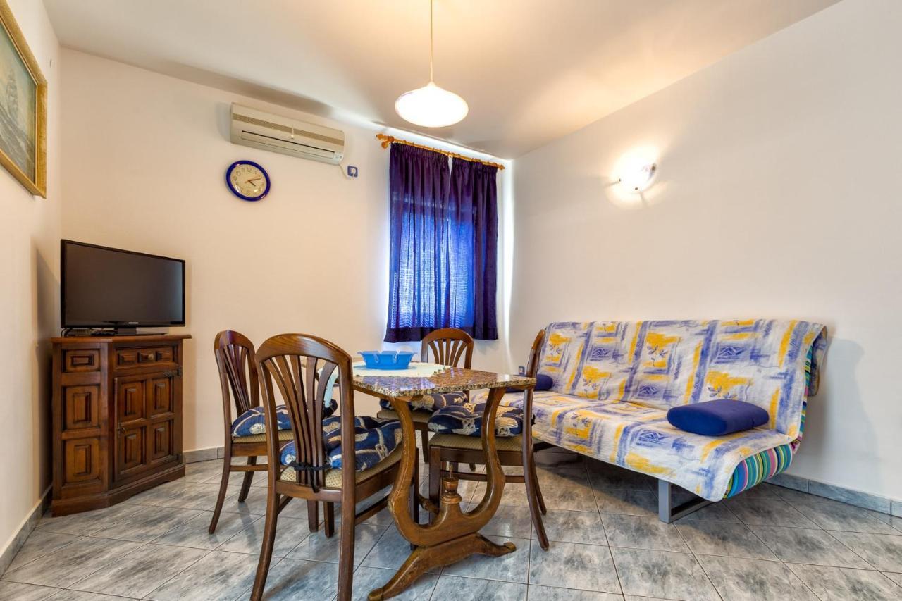 Apartments With A Parking Space 말리로시니 외부 사진