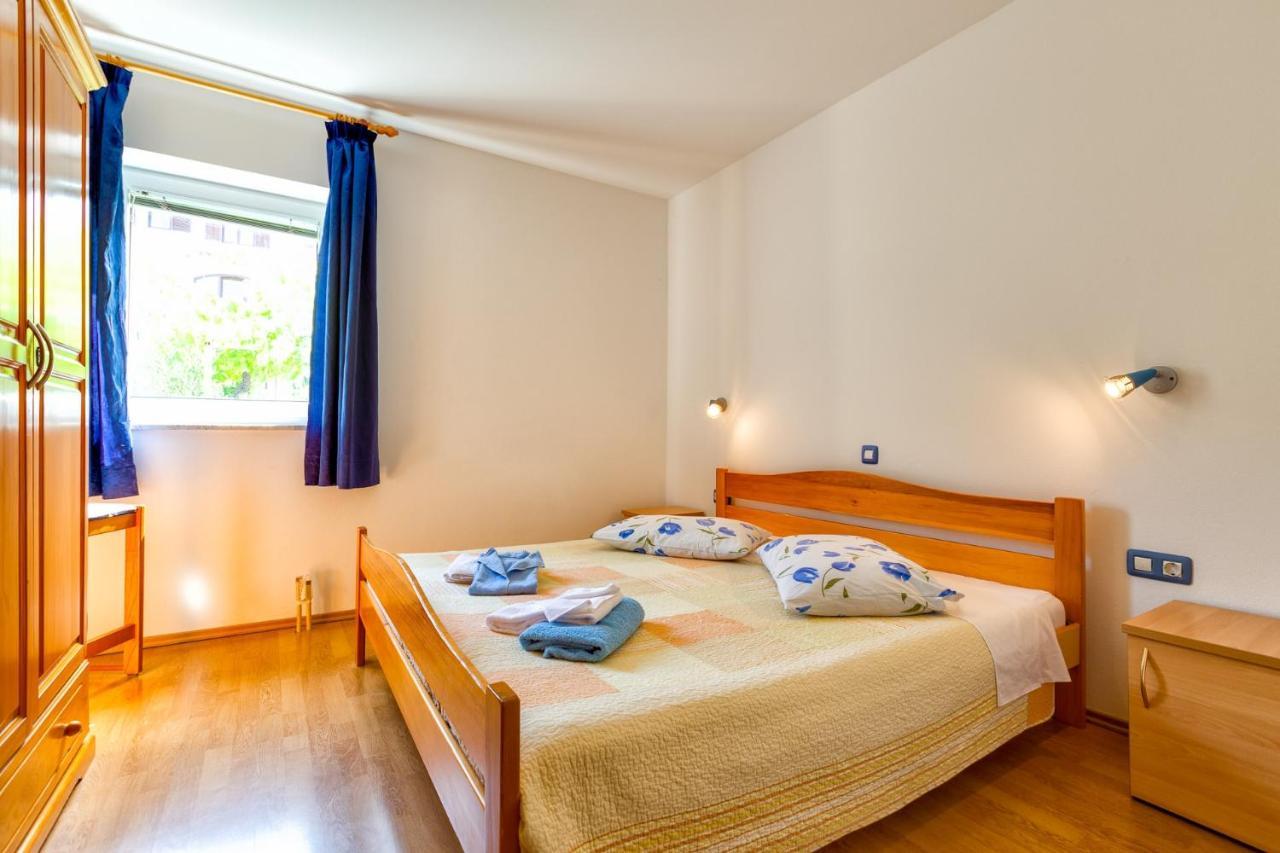 Apartments With A Parking Space 말리로시니 외부 사진